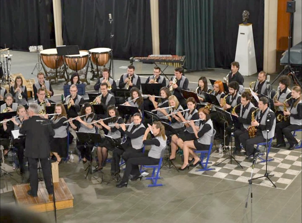 Orchester aus Ungarn spielt "Santana"